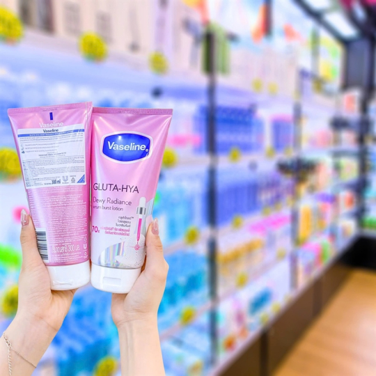 Dưỡng Thể Vaseline Gluta-Hya Dewy Radiance 70X 300ml
