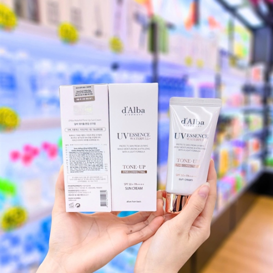 Kem Chống Nắng D'Alba Tone Up UV Essence Waterfull+ SPF50+ 50ml